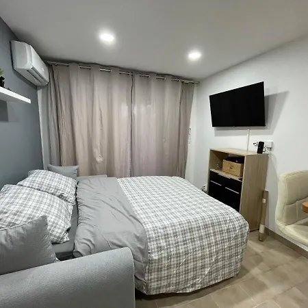 2 Pieces Climatise-wifi / 4 Voyageurs / Boxe Prive / 2 Piscines / 2 Tennis / Petanque / Pingpong Antibes