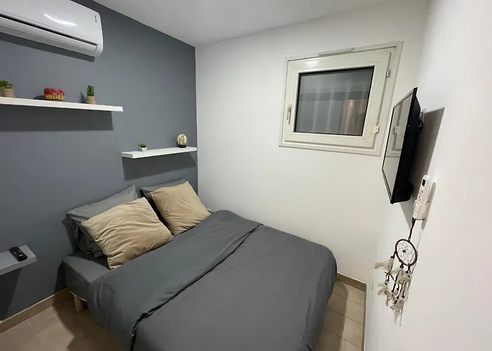 2 Pieces Climatise-wifi / 4 Voyageurs / Boxe Prive / 2 Piscines / 2 Tennis / Petanque / Pingpong