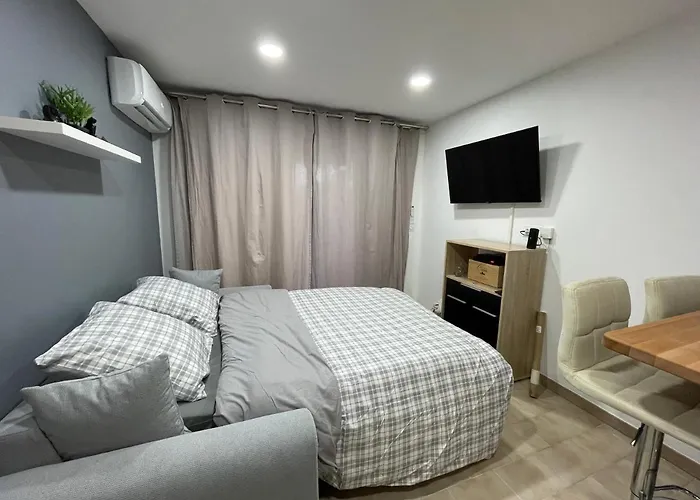 2 Pieces Climatise-wifi / 4 Voyageurs / Boxe Prive / 2 Piscines / 2 Tennis / Petanque / Pingpong Antibes