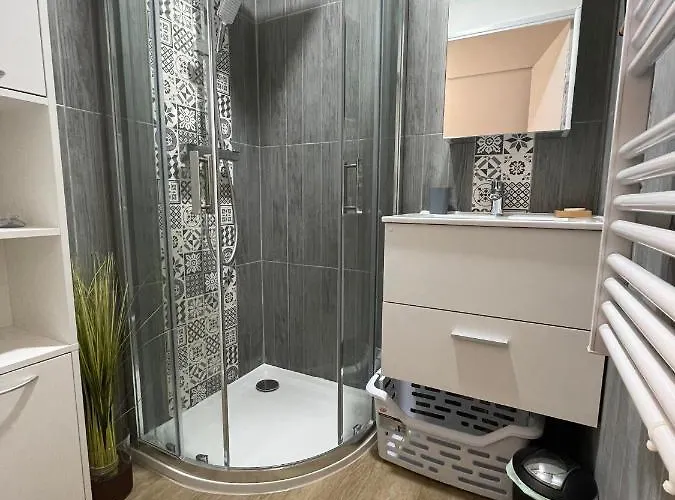 2 Pieces Climatise-wifi / 4 Voyageurs / Boxe Prive / 2 Piscines / 2 Tennis / Petanque / Pingpong Antibes