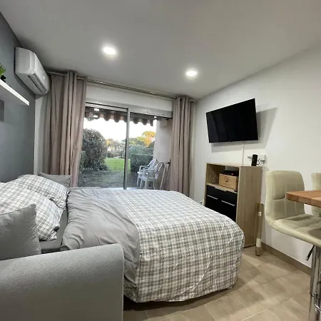 2 Pièces Climatisé-wifi / 4 Voyageurs / Boxe Privé / 2 Piscines / 2 Tennis / Pétanque / Pingpong * Antibes