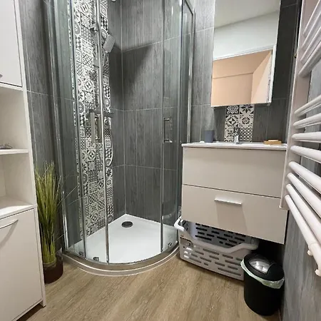 2 Pièces Climatisé-wifi / 4 Voyageurs / Boxe Privé / 2 Piscines / 2 Tennis / Pétanque / Pingpong Antibes